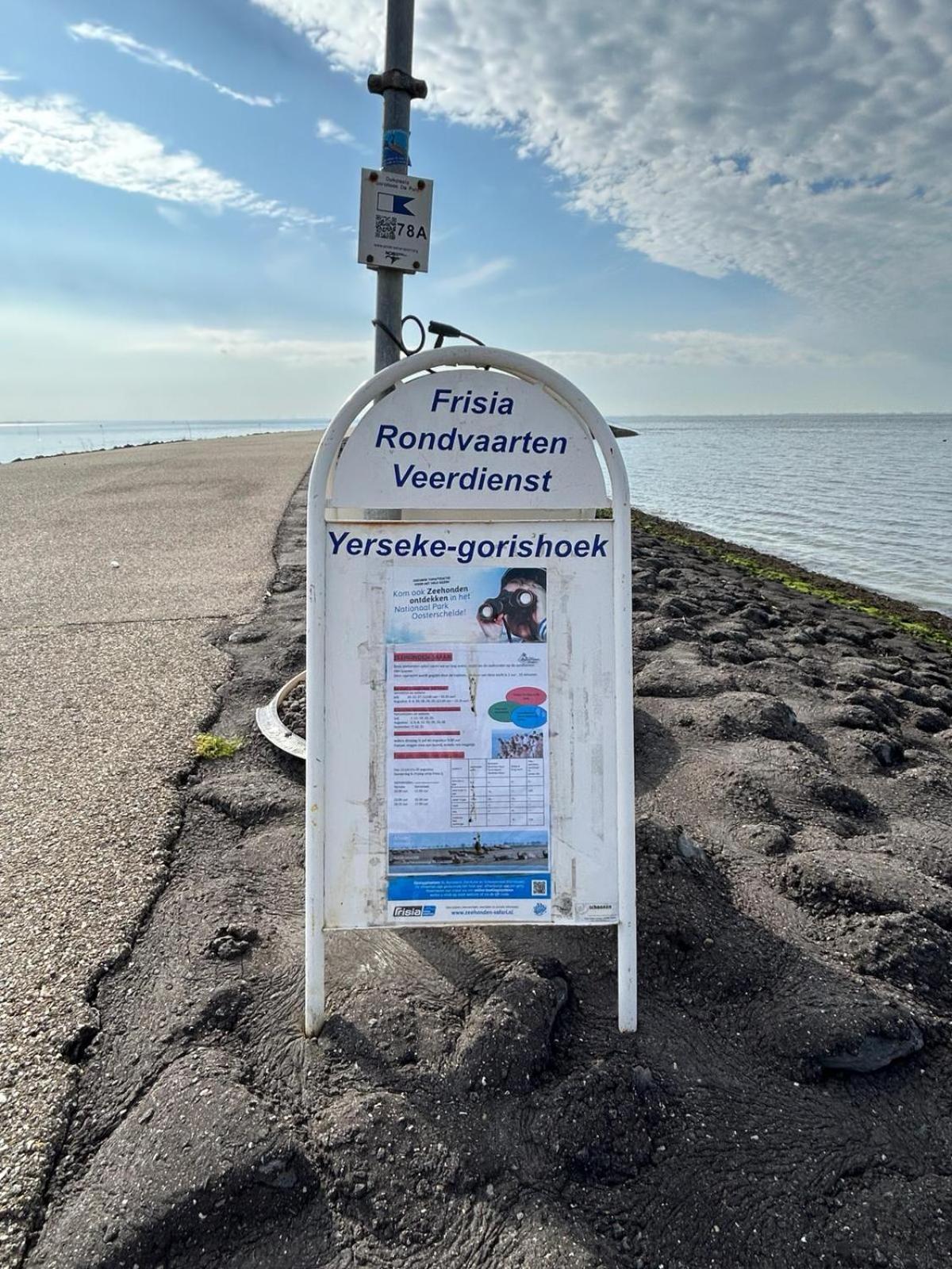 Oosterschelde Lodge Met Veel Privacy En Dicht Bij Het Water Scherpenisse Luaran gambar
